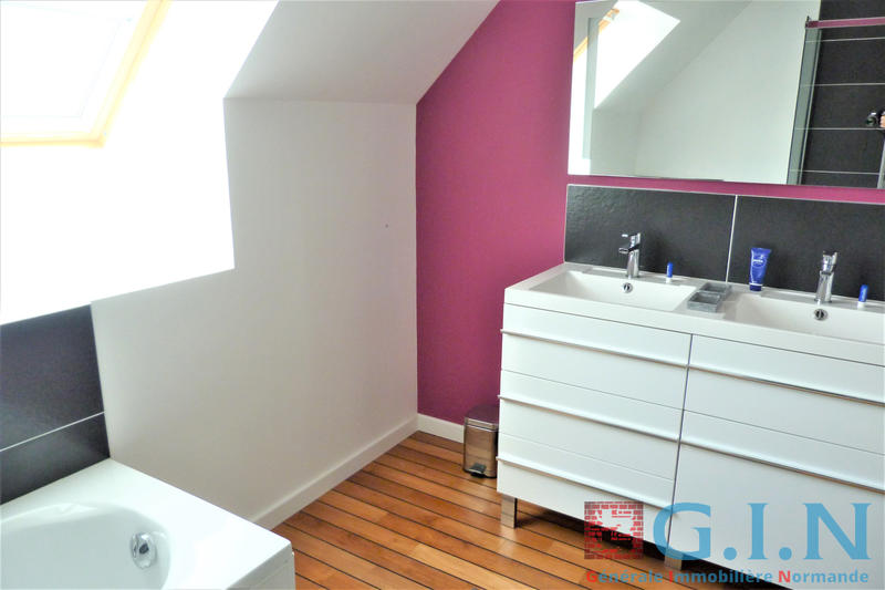 Maison - 201 m² - 9 pièces