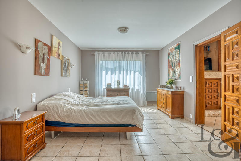 Maison - 220 m² - 9 pièces