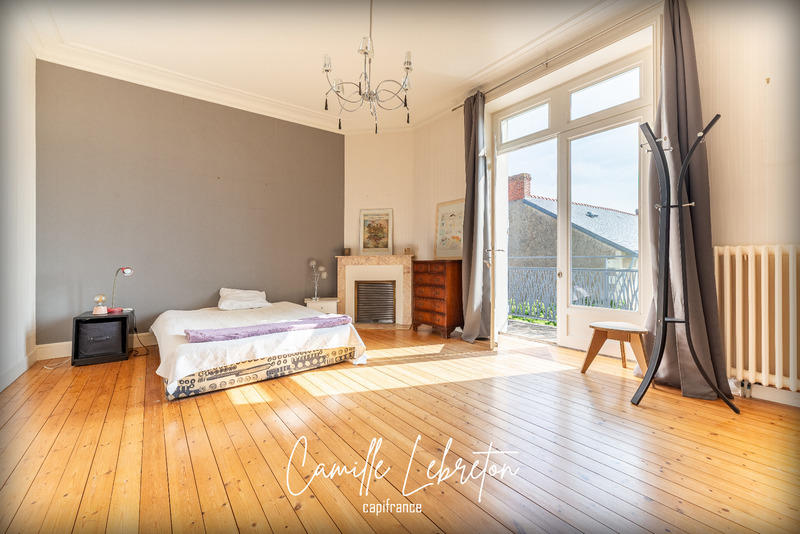 Maison - 220 m² - 8 pièces