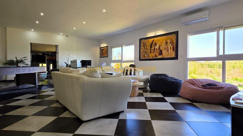 Maison - 700 m² - 9 pièces