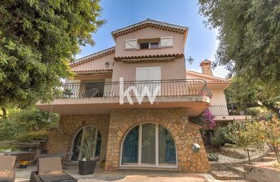 Maison - 204 m² - 6 pièces