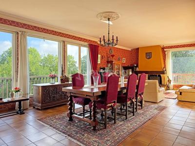 Maison - 241 m² - 8 pièces