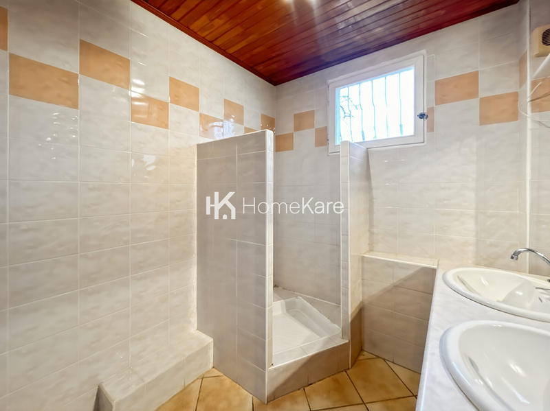 Maison - 230 m² - 7 pièces