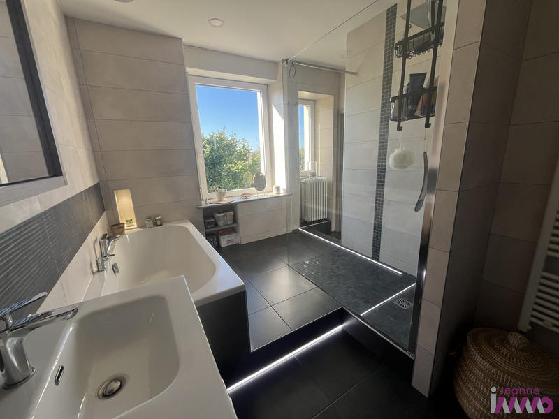 Maison - 210 m² - 7 pièces