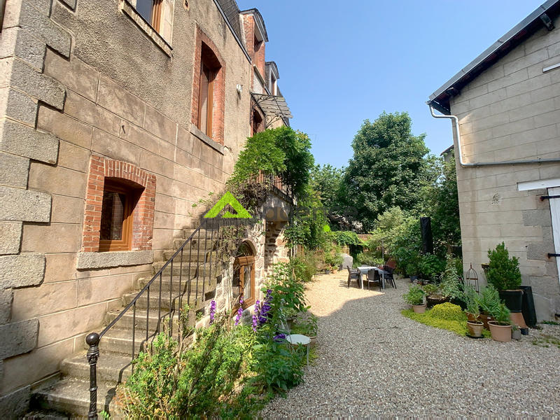 Maison - 266 m² - 9 pièces