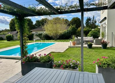 Maison - 205 m² - 8 pièces