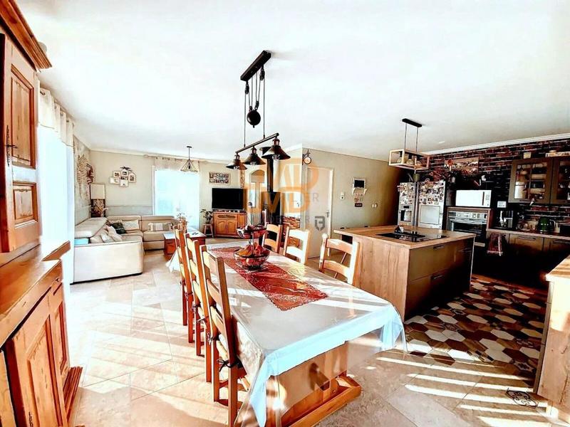 Maison - 247 m² - 5 pièces