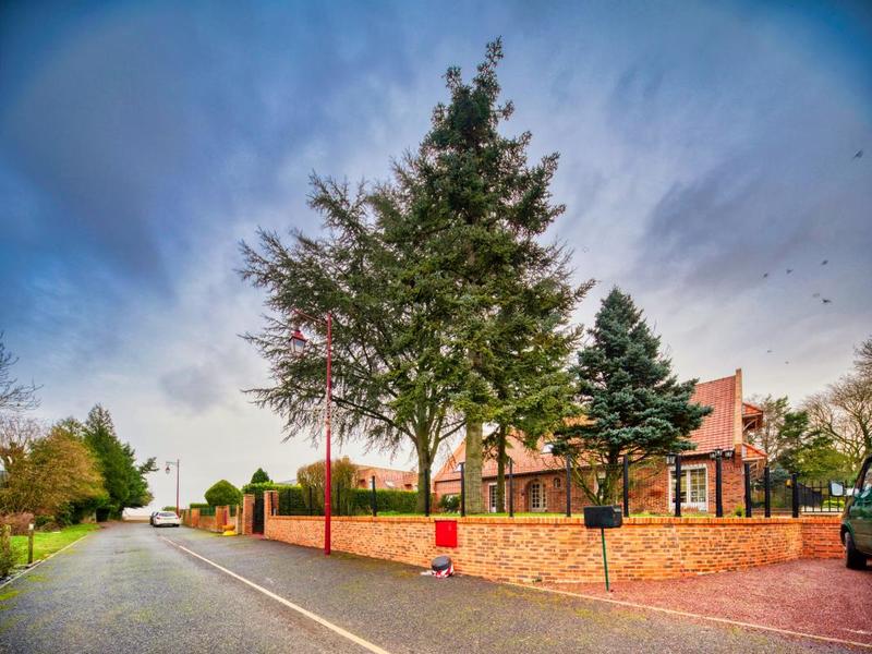 Pavillon - 210 m² - 7 pièces