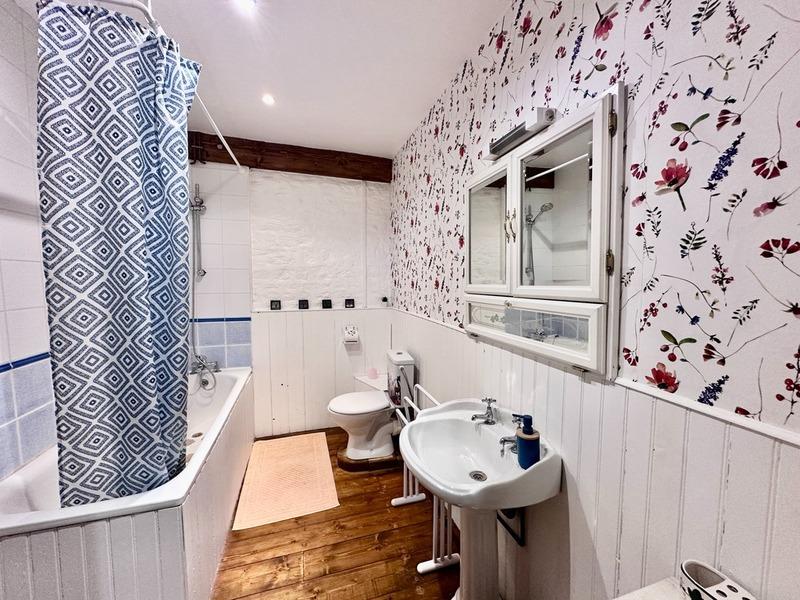 Maison en pierre - 244 m² - 7 pièces