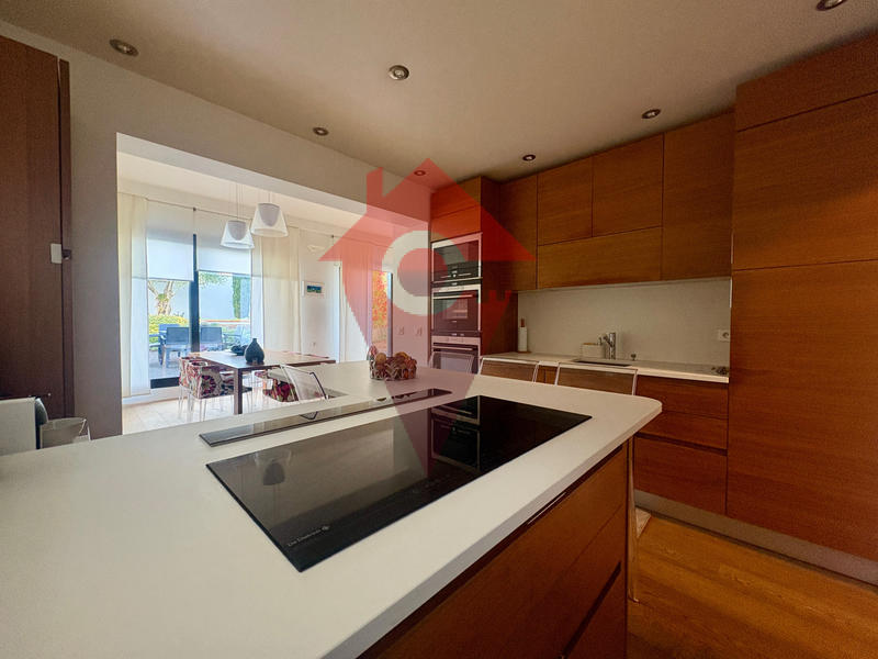 Maison - 204 m² - 9 pièces