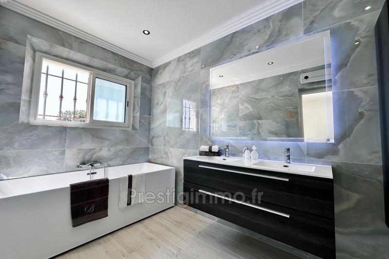 Maison - 280 m² - 8 pièces