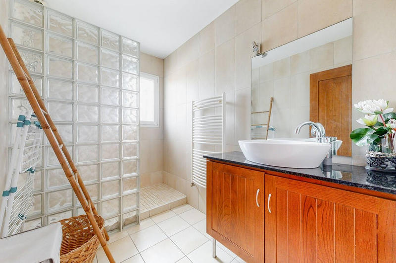 Maison - 222 m² - 8 pièces