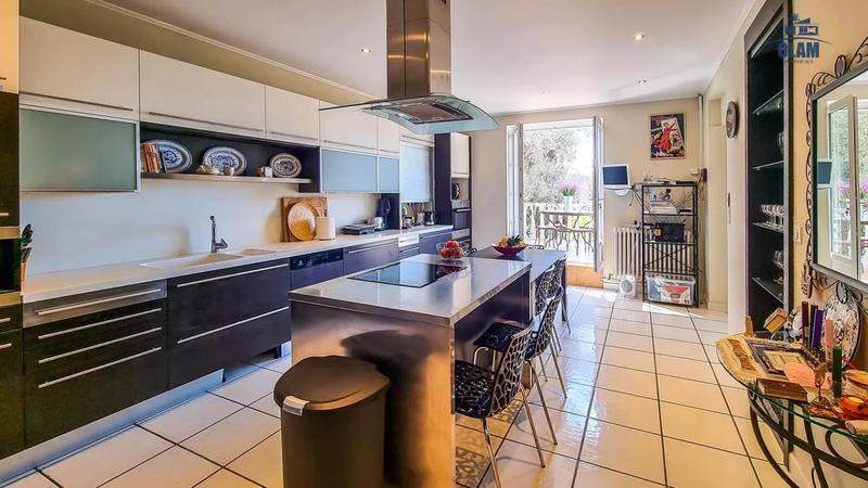 Maison - 377 m² - 12 pièces