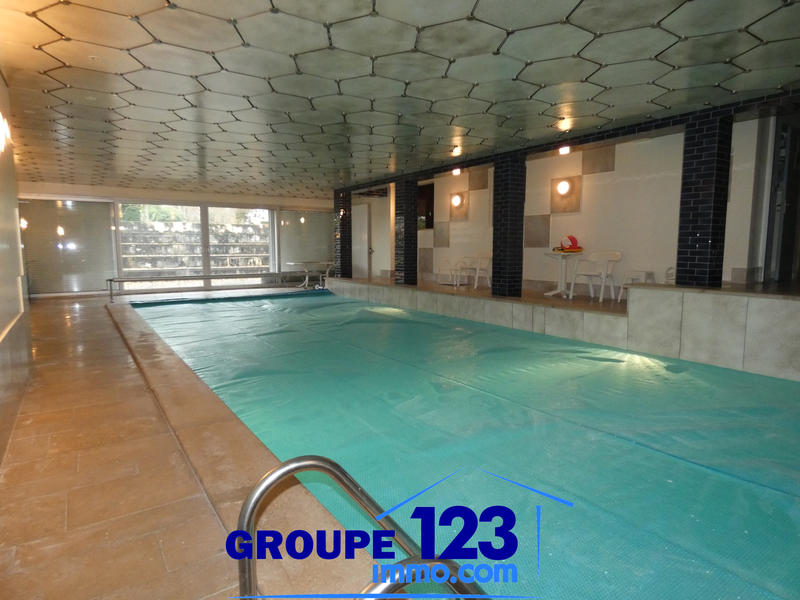 Maison - 435 m² - 9 pièces