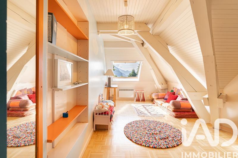 Maison - 234 m² - 9 pièces