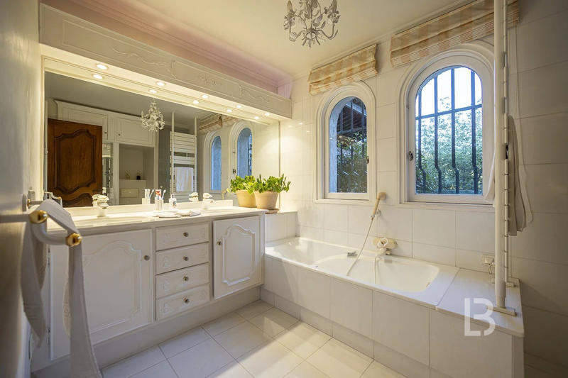 Maison - 230 m² - 5 pièces