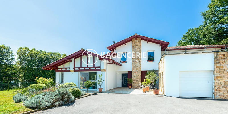 Maison - 220 m² - 5 pièces