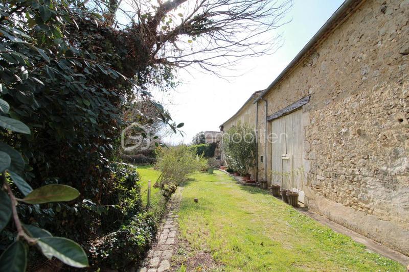 Corps de ferme - 300 m² - 10 pièces