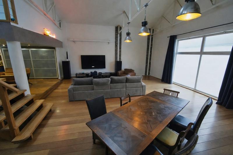 Loft - 246 m² - 8 pièces
