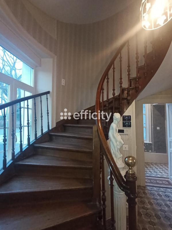 Maison - 954 m² - 40 pièces