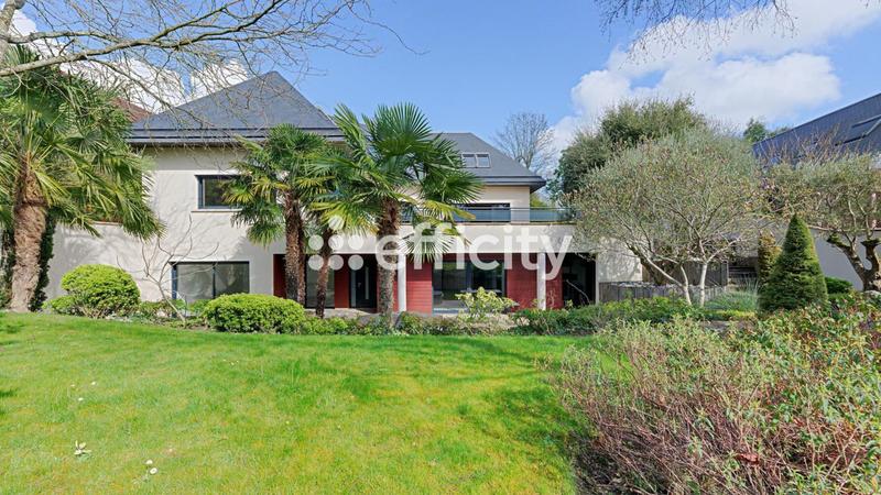 Maison - 335 m² - 9 pièces