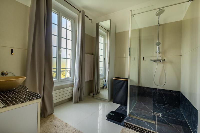 Maison - 263 m² - 8 pièces