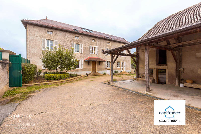 Maison - 240 m² - 8 pièces