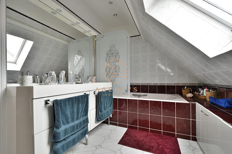 Maison - 200 m² - 8 pièces