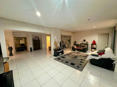 Maison - 201 m² - 5 pièces