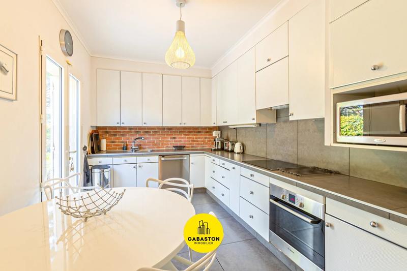 Propriété - 252 m² - 7 pièces