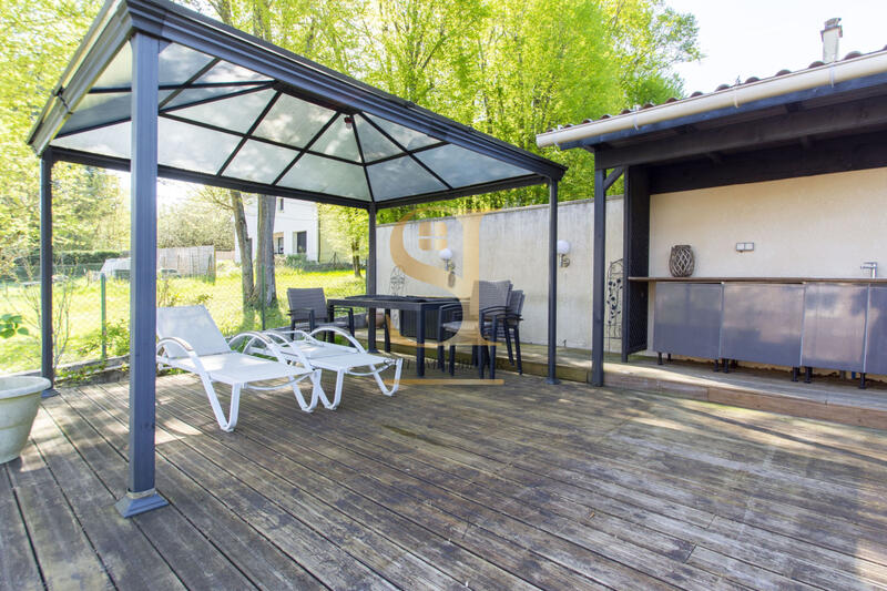 Maison - 255 m² - 9 pièces