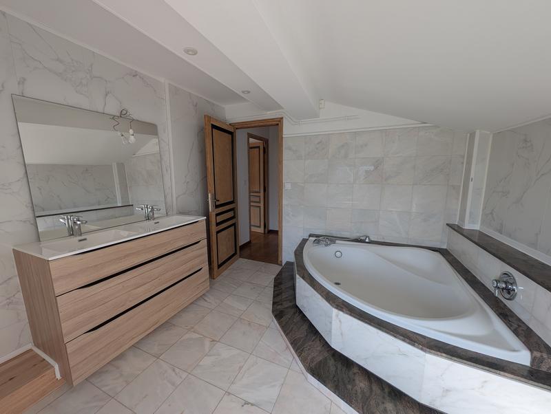 Maison - 137 m² - 5 pièces