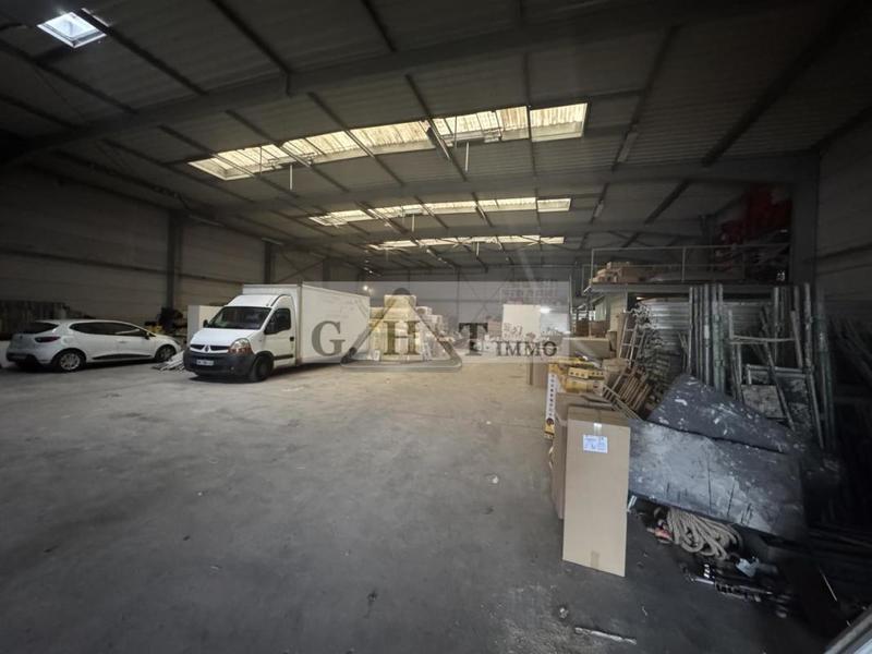 Entrepôt - 1 210 m²