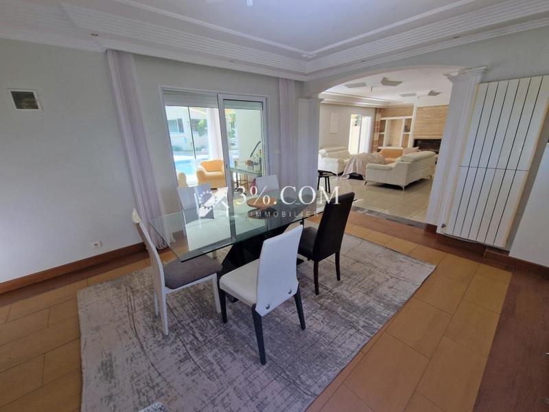 Villa - 300 m² - 15 pièces