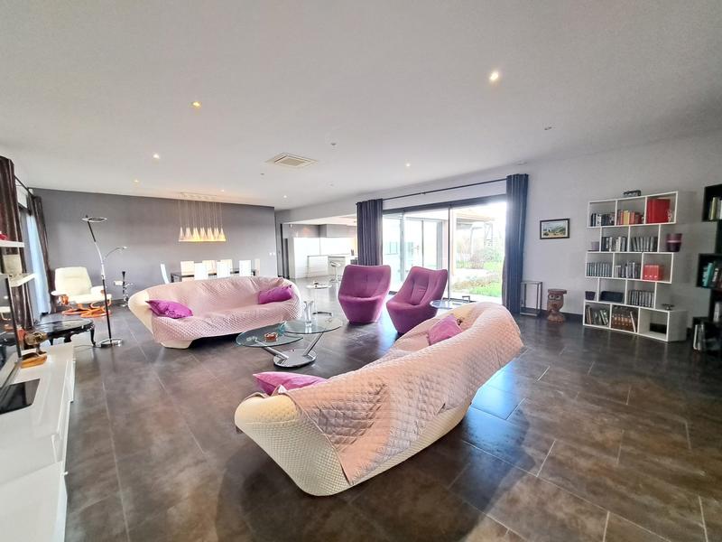 Maison - 305 m² - 6 pièces