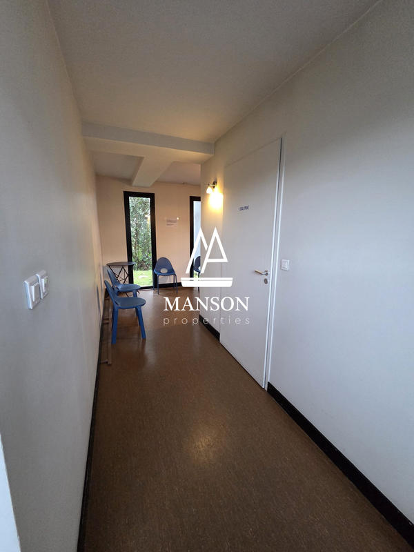 Local d'activités - 300 m² - 9 pièces