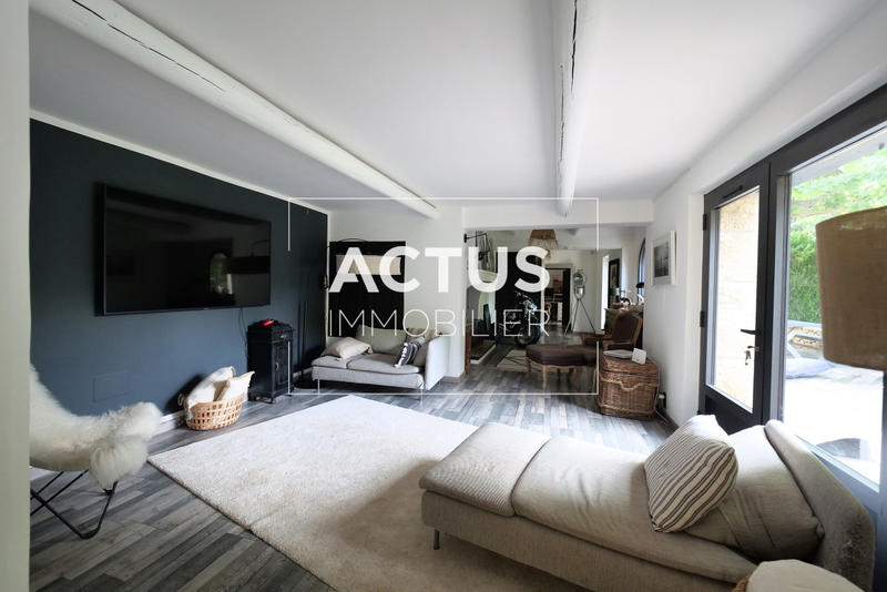 Maison - 233 m² - 8 pièces