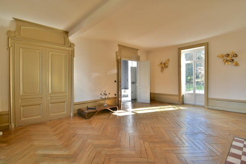Propriété - 435 m² - 10 pièces