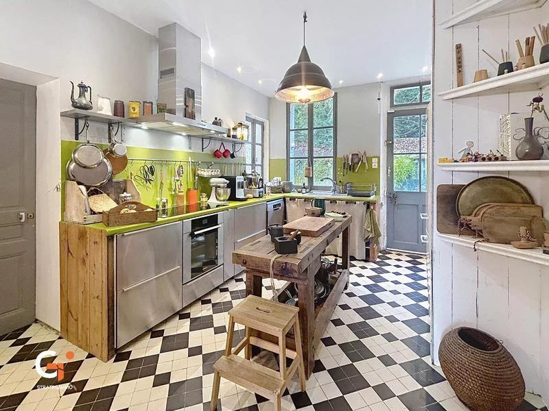 Propriété - 365 m² - 12 pièces