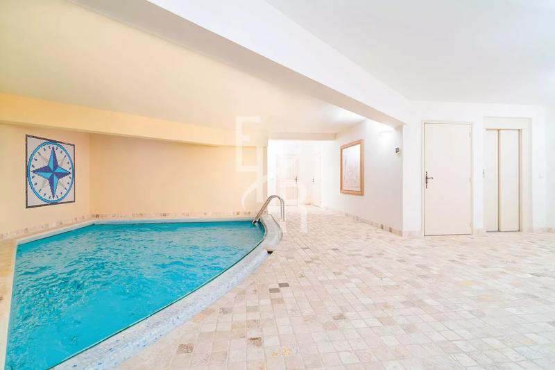 Villa - 329 m² - 10 pièces