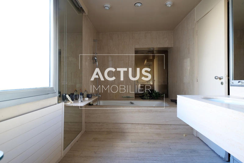 Maison - 439 m² - 9 pièces