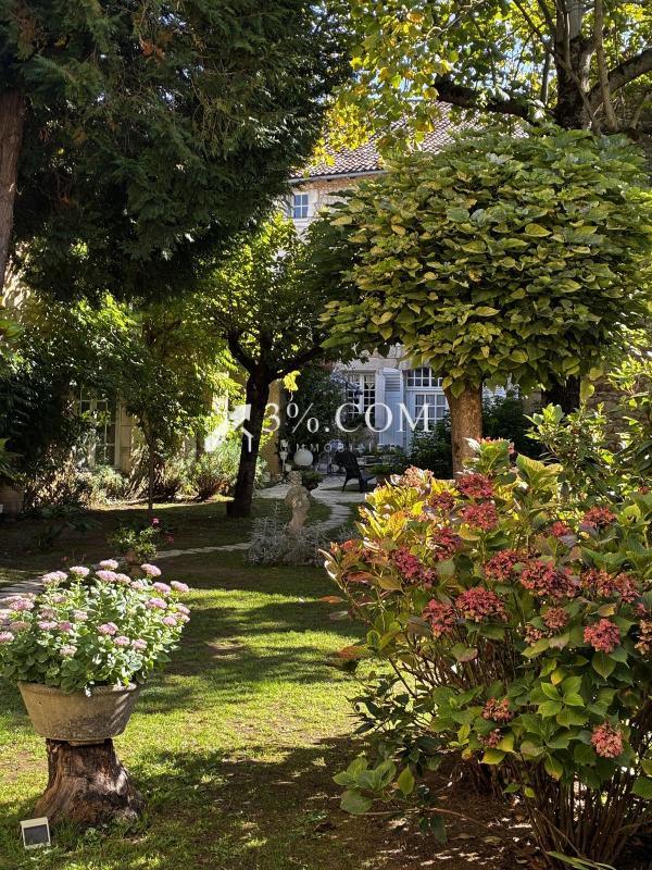 Demeure - 228 m² - 9 pièces