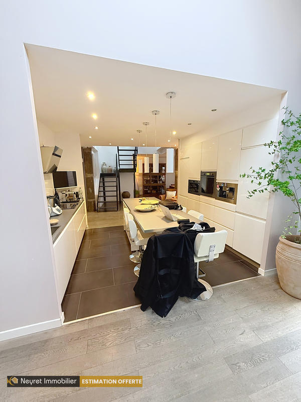 Maison - 270 m² - 8 pièces