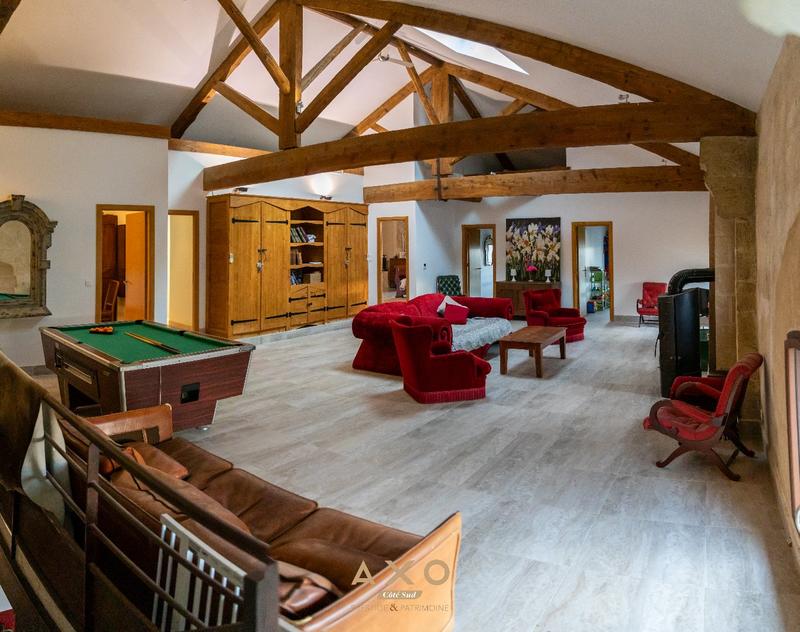 Propriété - 260 m² - 6 pièces