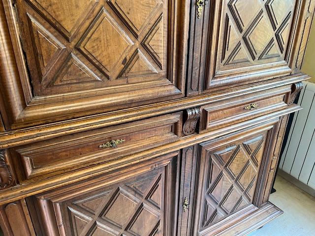 Buffet 4 volets en noyer sculpté style Louis XIII