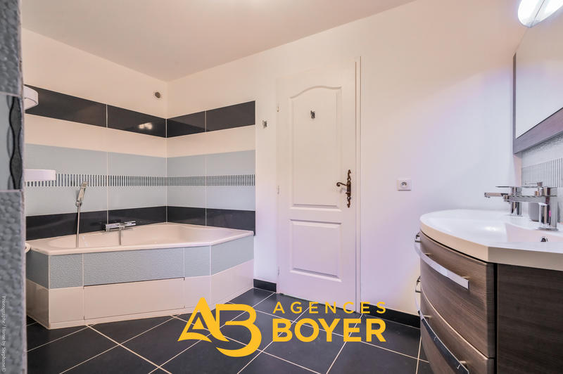 Maison - 300 m² - 8 pièces