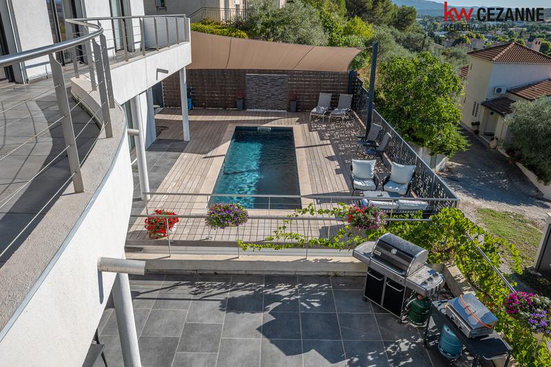 Maison - 248 m² - 8 pièces