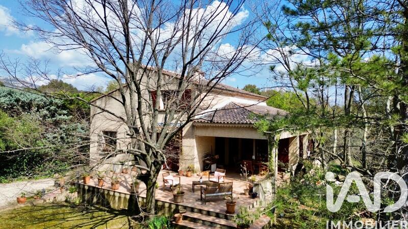 Maison - 220 m² - 6 pièces