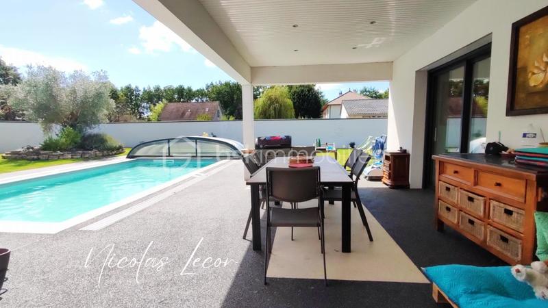 Propriété - 250 m² - 9 pièces