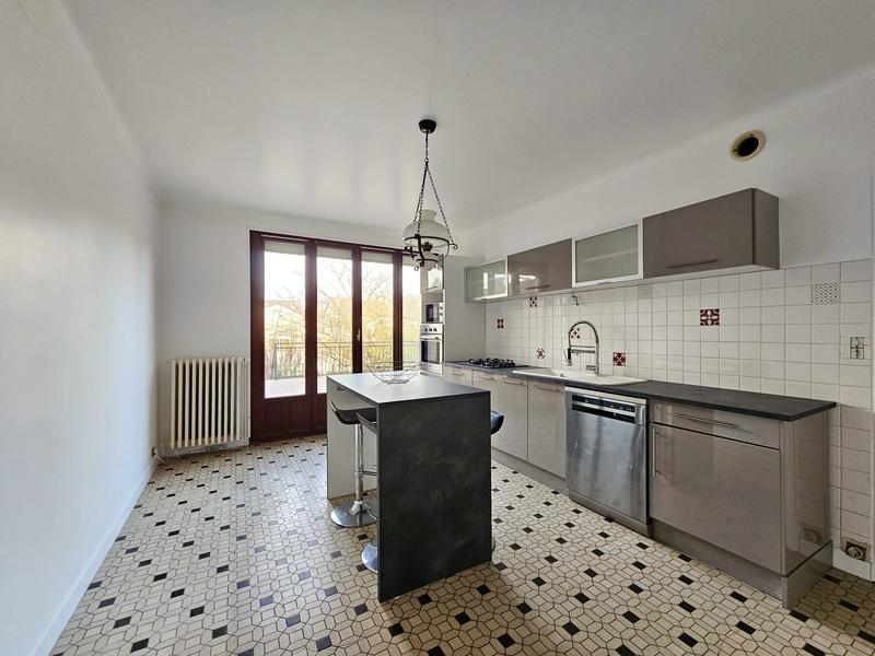 Maison traditionnelle - 190 m² - 8 pièces